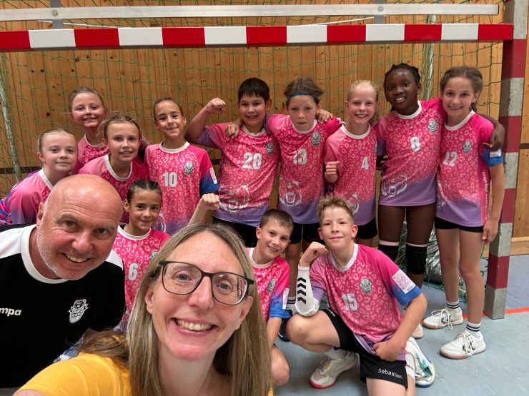 Photo im HAndballtor Herr Sasse und Frau Wunderlich mit den 12 Jungen und Mädchen